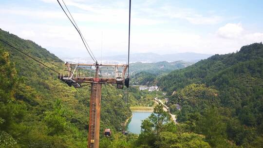 旅途缆车上看风景