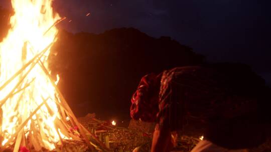 土著人在篝火仪式前参拜