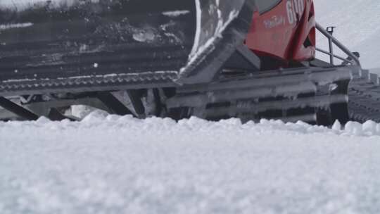 雪地机器在晴天在雪地里行驶