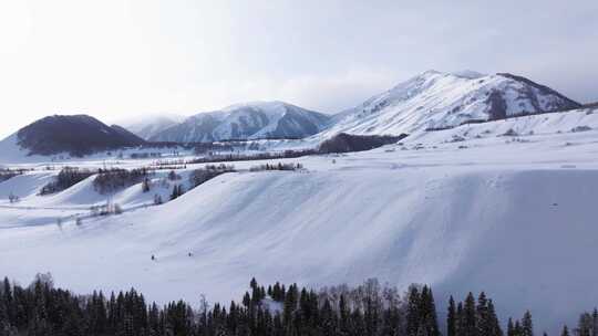 航拍新疆禾木雪景森林雪地小木屋禾木桥雪山