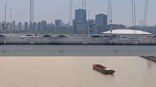 上海黄浦江卢浦大桥车流货轮