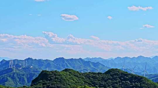 夏季绿色高山蓝天白云与风力发电机组