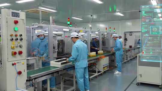 工厂工人操作生产线