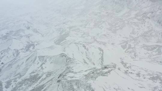 航拍大雪纷飞的西藏边坝县普玉冰川