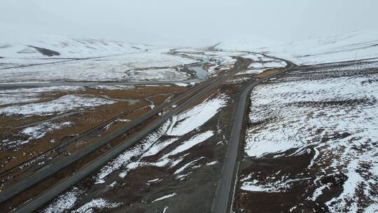 青海玉树共玉高速雪原公路自然风光