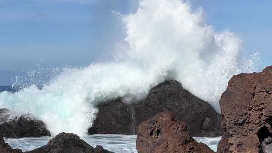 海浪拍打着岩石