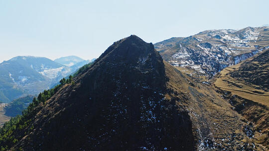 冬天里大海草山草原雪山石山航拍，视频素材