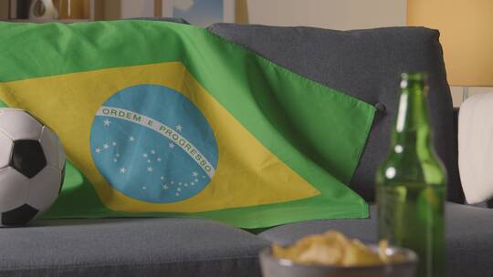沙发上的巴西国旗和足球视频素材模板下载