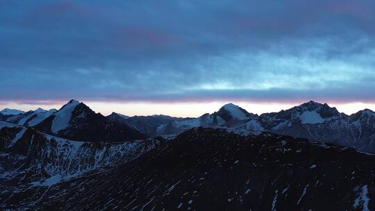 日落后的高原雪山