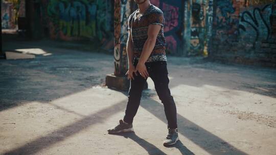 废弃工厂跳街舞的男人视频素材模板下载