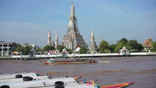 泰国曼谷郑王庙河道游船邮轮视频素材模板下载
