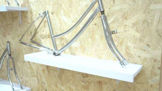 展示架上的自行车车架