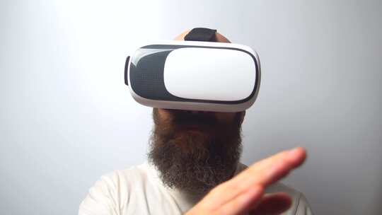 男人戴上虚拟眼镜比划手势视频素材模板下载