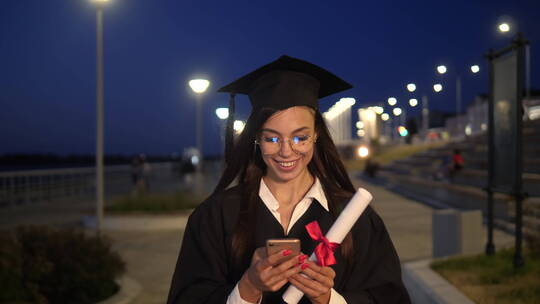 女孩毕业散步看手机视频素材模板下载