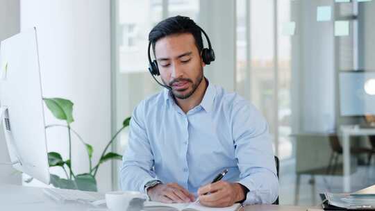 办公室男士戴耳机沟通工作