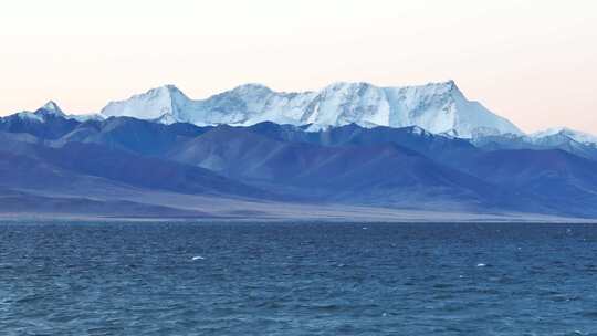 西藏唐古拉山山脉下的纳木措雪山湖泊风景