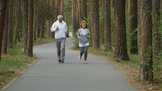 老年夫妻在森林中奔跑