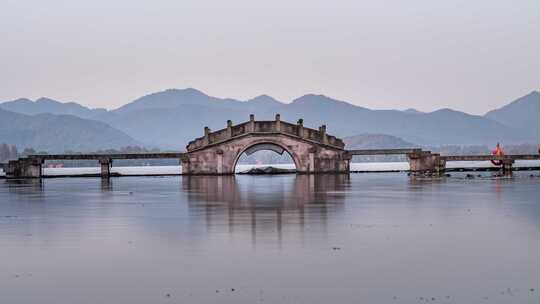 浙江杭州西湖涌金桥中国风湖面清晨延时