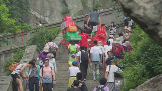 泰山山顶游客观看日出太阳升起