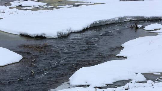 大兴安岭春季下雪时的河流视频素材模板下载