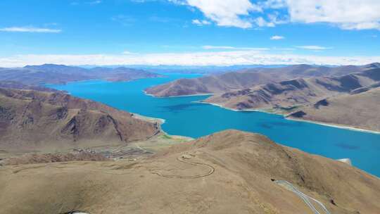 航拍碧水蓝天西藏羊湖唯美湖光山色自然风景