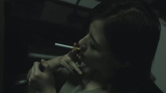 漂亮女人点烟抽烟视频素材模板下载