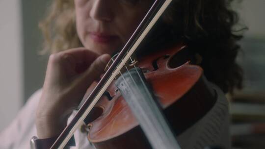 拉小提琴的女人视频素材模板下载
