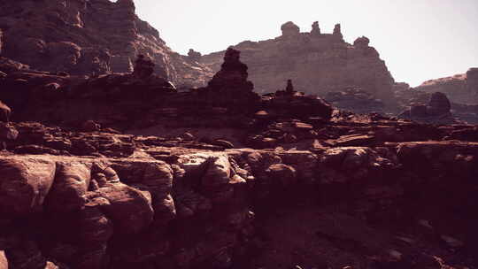 背景为山的岩石景观