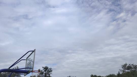 在篮球场上练习投篮视频素材模板下载