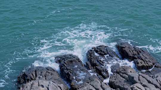 海浪海水冲刷拍打海滩礁石