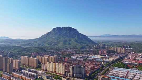 河北张家口市下花园区鸡鸣山脚下的城镇全景