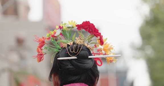 福建泉州蟳埔簪花闽南文化装饰中年妇女背影