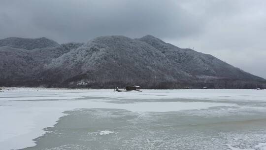 航拍湖北神农架大九湖冬季冰雪风光雪景