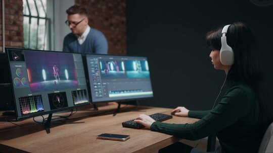 女摄像师在创意工作室工作使用视频编辑软件蒙太奇过程