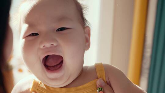 婴儿笑容牵手（原创可商用）亚洲中国宝贝