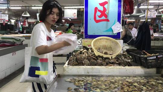 海鲜市场购买海蛎子、龙虾、扇贝视频素材模板下载