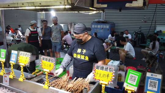 济南夏天夜市，套圈、打气球、露天美食