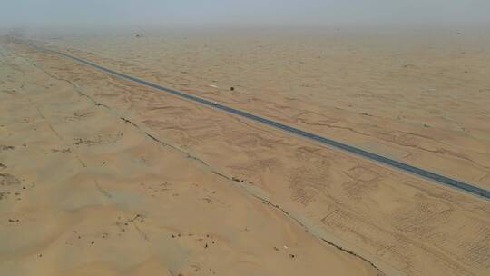 航拍沙漠公路行驶的汽车荒漠戈壁笔直的公路
