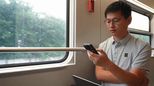 男子在卧铺火车过道上使用手机视频素材模板下载