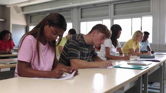 多种族大学生在课堂上考试