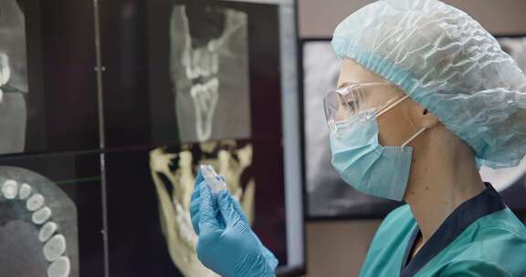 骨科牙医医生在X光片上持有夜间磨牙症保护