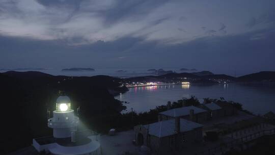 海岛的灯塔夜景航拍