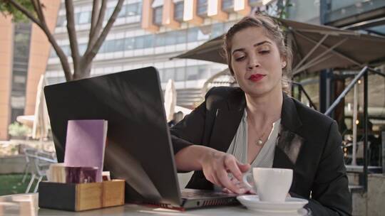商业女性使用笔记本电脑