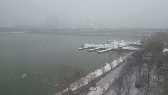 西安浐灞大雪广运潭大桥雪景下雪航拍视频素材模板下载