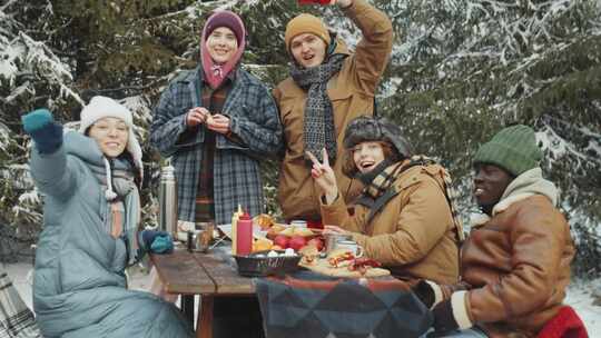 朋友，雪，露营，看着相机