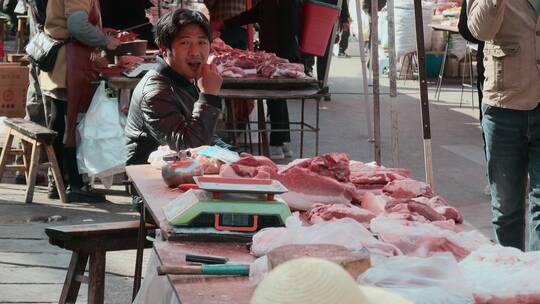 云南乡村赶集路边卖猪肉摊贩视频素材模板下载
