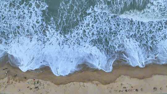 航拍视角下的南澳岛沙滩和海浪