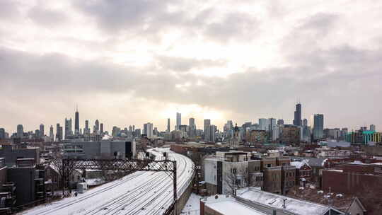 进出芝加哥市中心的通勤列车的时间推移，雪