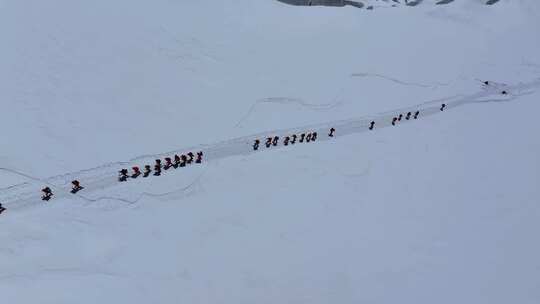 航拍冰川之父慕士塔格峰雪山冰川上的登山队