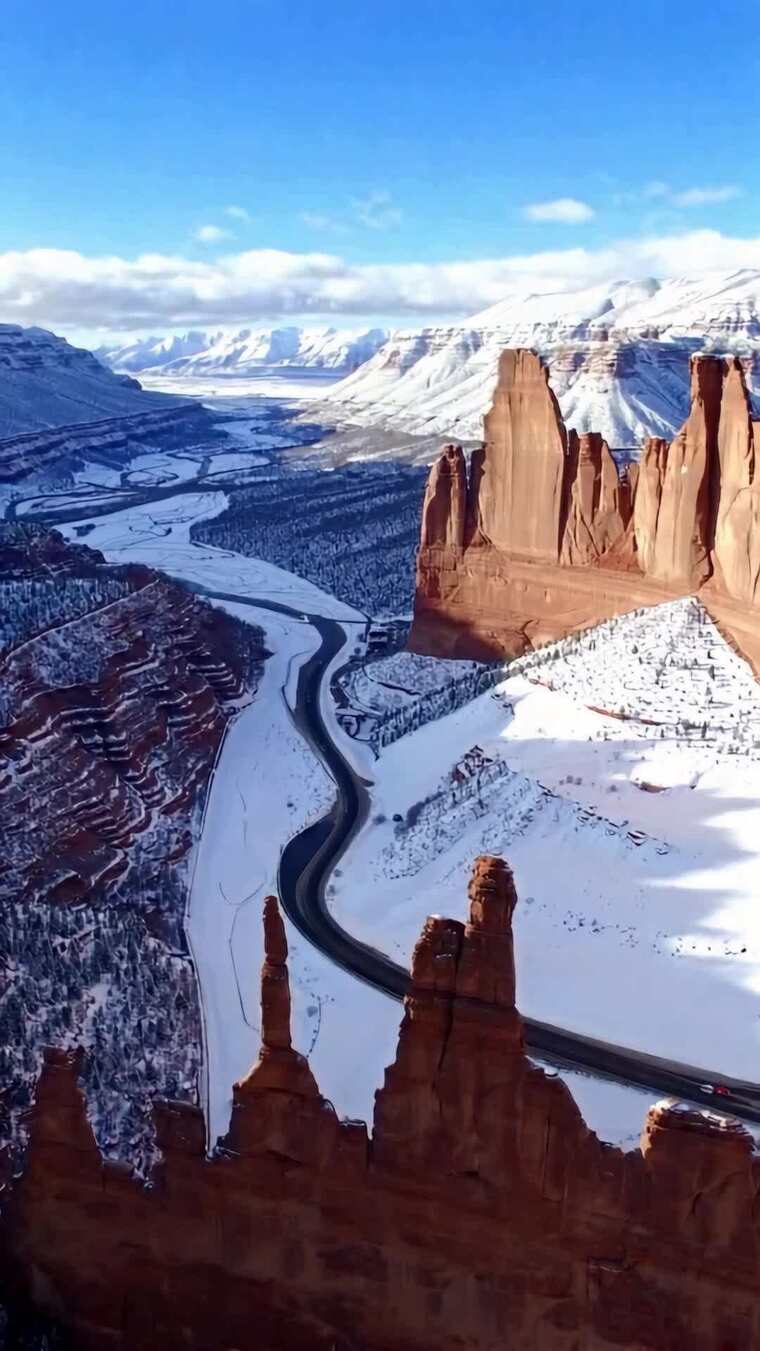 雪山峡谷间蜿蜒公路风景